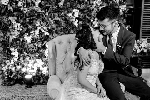 casamento noturno na chácara veneza fotógrafa de casamento registra momentos espontâneas e naturais do casal e convidados, festa cheia de emocão e naturalidade, noivos, 2023, noivos 2024, minha vez, entrada da noiva, luzes na chacara veneza na cerimonia'