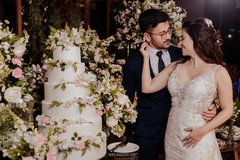 casamento noturno na chácara veneza fotógrafa de casamento registra momentos espontâneas e naturais do casal e convidados, festa cheia de emocão e naturalidade, noivos, 2023, noivos 2024, minha vez, entrada da noiva, luzes na chacara veneza na cerimonia'