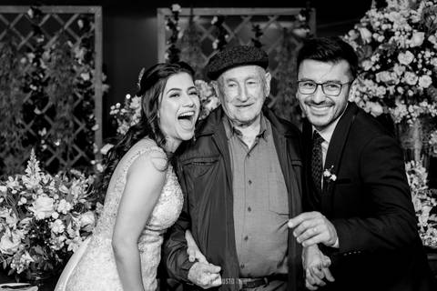 casamento noturno na chácara veneza fotógrafa de casamento registra momentos espontâneas e naturais do casal e convidados, festa cheia de emocão e naturalidade, noivos, 2023, noivos 2024, minha vez, entrada da noiva, luzes na chacara veneza na cerimonia'