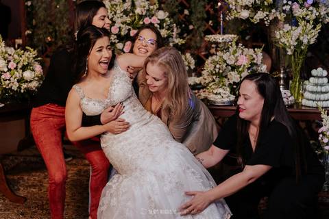 casamento noturno na chácara veneza fotógrafa de casamento registra momentos espontâneas e naturais do casal e convidados, festa cheia de emocão e naturalidade, noivos, 2023, noivos 2024, minha vez, entrada da noiva, luzes na chacara veneza na cerimonia'