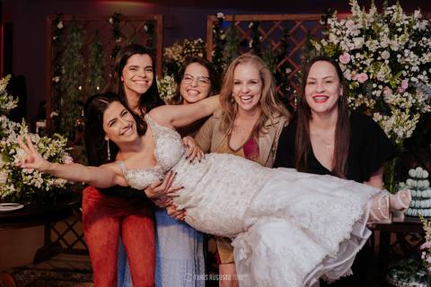 casamento noturno na chácara veneza fotógrafa de casamento registra momentos espontâneas e naturais do casal e convidados, festa cheia de emocão e naturalidade, noivos, 2023, noivos 2024, minha vez, entrada da noiva, luzes na chacara veneza na cerimonia'