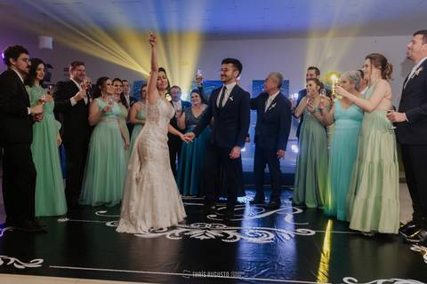 casamento noturno na chácara veneza fotógrafa de casamento registra momentos espontâneas e naturais do casal e convidados, festa cheia de emocão e naturalidade, noivos, 2023, noivos 2024, minha vez, entrada da noiva, luzes na chacara veneza na cerimonia'