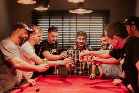 making of noivo capacete de esqueleto, hard rock ford dodge e harley davidson bebidas, amigos, making of do noivo com amigos fotógrafa de casamento Thais augusto registra fotos espontâneas e criativas com os noivos em bauru e região, salao do predio noivo'