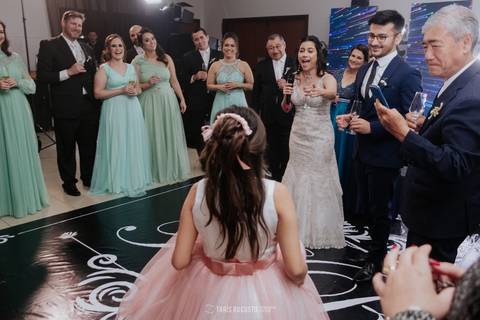 casamento noturno na chácara veneza fotógrafa de casamento registra momentos espontâneas e naturais do casal e convidados, festa cheia de emocão e naturalidade, noivos, 2023, noivos 2024, minha vez, entrada da noiva, luzes na chacara veneza na cerimonia'