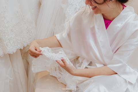 making of noiva escovando os dentes fotos espontâneas e criativas de forma natural no seu casamento, making of da noiva com as madrinhas de forma natural, fotografa registra momentos de forma leve bauru região bordado do vestido de noiva barbara boutique'