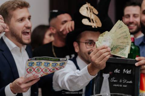 casamento noturno na chácara veneza fotógrafa de casamento registra momentos espontâneas e naturais do casal e convidados, festa cheia de emocão e naturalidade, noivos, 2023, noivos 2024, minha vez, entrada da noiva, luzes na chacara veneza na cerimonia'