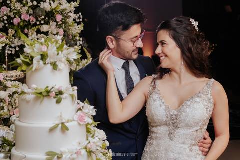 casamento noturno na chácara veneza fotógrafa de casamento registra momentos espontâneas e naturais do casal e convidados, festa cheia de emocão e naturalidade, noivos, 2023, noivos 2024, minha vez, entrada da noiva, luzes na chacara veneza na cerimonia'