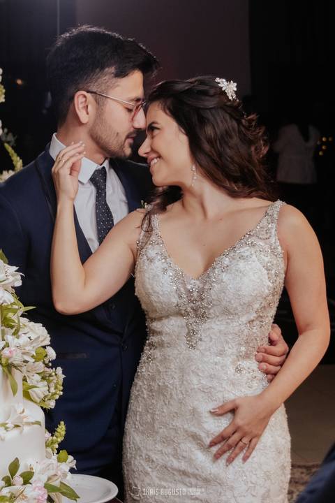 casamento noturno na chácara veneza fotógrafa de casamento registra momentos espontâneas e naturais do casal e convidados, festa cheia de emocão e naturalidade, noivos, 2023, noivos 2024, minha vez, entrada da noiva, luzes na chacara veneza na cerimonia'