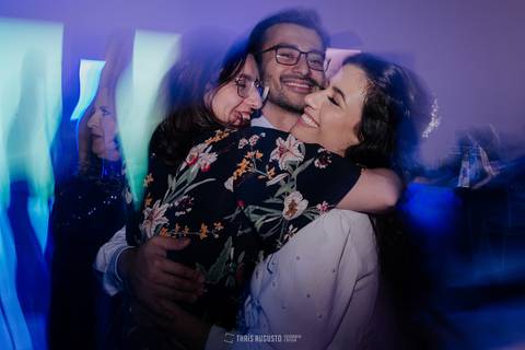 casamento noturno na chácara veneza fotógrafa de casamento registra momentos espontâneas e naturais do casal e convidados, festa cheia de emocão e naturalidade, noivos, 2023, noivos 2024, minha vez, entrada da noiva, luzes na chacara veneza na cerimonia'