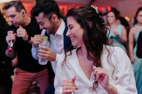 casamento noturno na chácara veneza fotógrafa de casamento registra momentos espontâneas e naturais do casal e convidados, festa cheia de emocão e naturalidade, noivos, 2023, noivos 2024, minha vez, entrada da noiva, luzes na chacara veneza na cerimonia'