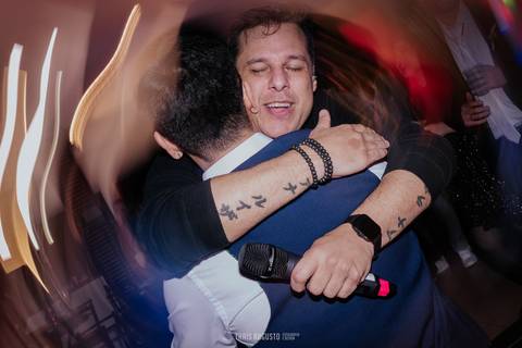 vocalista banda bamboa curtindo com os noivos na festa de casamento'