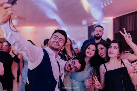 tag de casamento leva camera cyber shot na festa dos noivos banda bamboa '