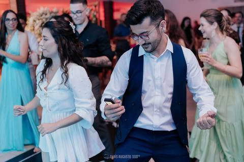 casamento noturno na chácara veneza fotógrafa de casamento registra momentos espontâneas e naturais do casal e convidados, festa cheia de emocão e naturalidade, noivos, 2023, noivos 2024, minha vez, entrada da noiva, luzes na chacara veneza na cerimonia'