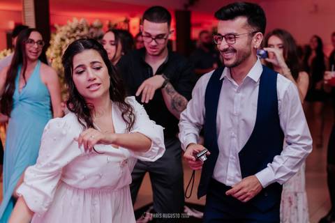 casamento noturno na chácara veneza fotógrafa de casamento registra momentos espontâneas e naturais do casal e convidados, festa cheia de emocão e naturalidade, noivos, 2023, noivos 2024, minha vez, entrada da noiva, luzes na chacara veneza na cerimonia'