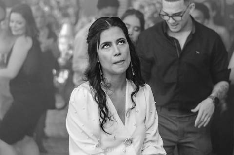 casamento noturno na chácara veneza fotógrafa de casamento registra momentos espontâneas e naturais do casal e convidados, festa cheia de emocão e naturalidade, noivos, 2023, noivos 2024, minha vez, entrada da noiva, luzes na chacara veneza na cerimonia'