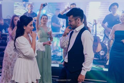 casamento noturno na chácara veneza fotógrafa de casamento registra momentos espontâneas e naturais do casal e convidados, festa cheia de emocão e naturalidade, noivos, 2023, noivos 2024, minha vez, entrada da noiva, luzes na chacara veneza na cerimonia'