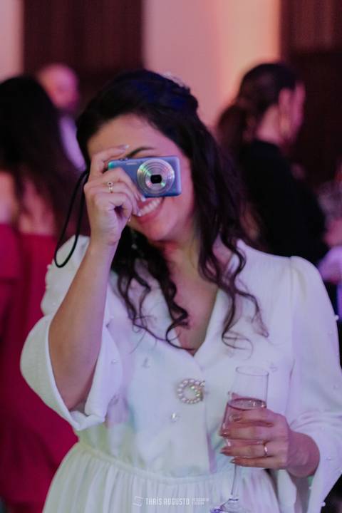 casamento noturno na chácara veneza fotógrafa de casamento registra momentos espontâneas e naturais do casal e convidados, festa cheia de emocão e naturalidade, noivos, 2023, noivos 2024, minha vez, entrada da noiva, luzes na chacara veneza na cerimonia'