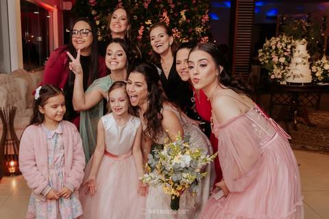 casamento noturno na chácara veneza fotógrafa de casamento registra momentos espontâneas e naturais do casal e convidados, festa cheia de emocão e naturalidade, noivos, 2023, noivos 2024, minha vez, entrada da noiva, luzes na chacara veneza na cerimonia'