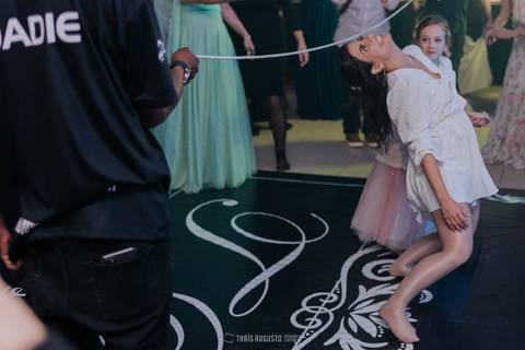 casamento noturno na chácara veneza fotógrafa de casamento registra momentos espontâneas e naturais do casal e convidados, festa cheia de emocão e naturalidade, noivos, 2023, noivos 2024, minha vez, entrada da noiva, luzes na chacara veneza na cerimonia'