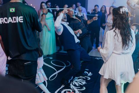 casamento noturno na chácara veneza fotógrafa de casamento registra momentos espontâneas e naturais do casal e convidados, festa cheia de emocão e naturalidade, noivos, 2023, noivos 2024, minha vez, entrada da noiva, luzes na chacara veneza na cerimonia'