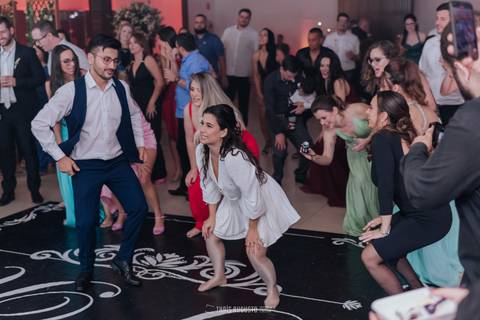 casamento noturno na chácara veneza fotógrafa de casamento registra momentos espontâneas e naturais do casal e convidados, festa cheia de emocão e naturalidade, noivos, 2023, noivos 2024, minha vez, entrada da noiva, luzes na chacara veneza na cerimonia'