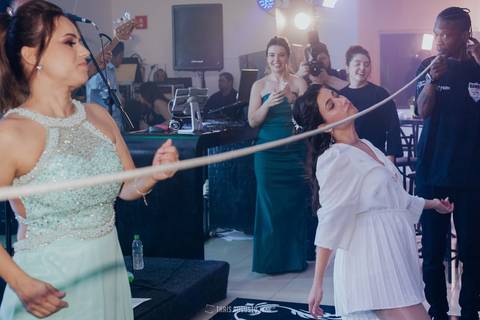 casamento noturno na chácara veneza fotógrafa de casamento registra momentos espontâneas e naturais do casal e convidados, festa cheia de emocão e naturalidade, noivos, 2023, noivos 2024, minha vez, entrada da noiva, luzes na chacara veneza na cerimonia'