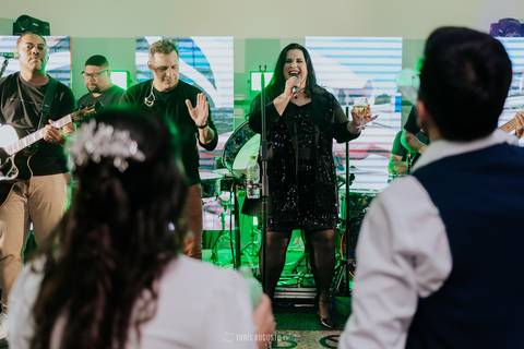 casamento noturno na chácara veneza fotógrafa de casamento registra momentos espontâneas e naturais do casal e convidados, festa cheia de emocão e naturalidade, noivos, 2023, noivos 2024, minha vez, entrada da noiva, luzes na chacara veneza na cerimonia'