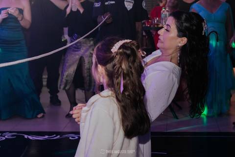 casamento noturno na chácara veneza fotógrafa de casamento registra momentos espontâneas e naturais do casal e convidados, festa cheia de emocão e naturalidade, noivos, 2023, noivos 2024, minha vez, entrada da noiva, luzes na chacara veneza na cerimonia'