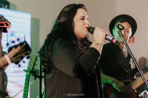 casamento noturno na chácara veneza fotógrafa de casamento registra momentos espontâneas e naturais do casal e convidados, festa cheia de emocão e naturalidade, noivos, 2023, noivos 2024, minha vez, entrada da noiva, luzes na chacara veneza na cerimonia'