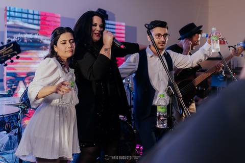 casamento noturno na chácara veneza fotógrafa de casamento registra momentos espontâneas e naturais do casal e convidados, festa cheia de emocão e naturalidade, noivos, 2023, noivos 2024, minha vez, entrada da noiva, luzes na chacara veneza na cerimonia'