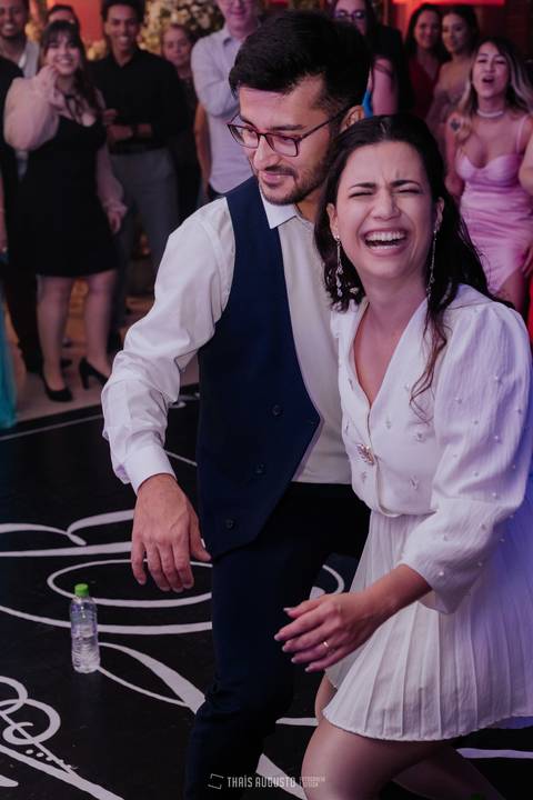 casamento noturno na chácara veneza fotógrafa de casamento registra momentos espontâneas e naturais do casal e convidados, festa cheia de emocão e naturalidade, noivos, 2023, noivos 2024, minha vez, entrada da noiva, luzes na chacara veneza na cerimonia'