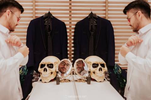 angulos diferenciados fotografa faz registro de making of do noivo de forma descontraída e espontâneas no dia do casamento'