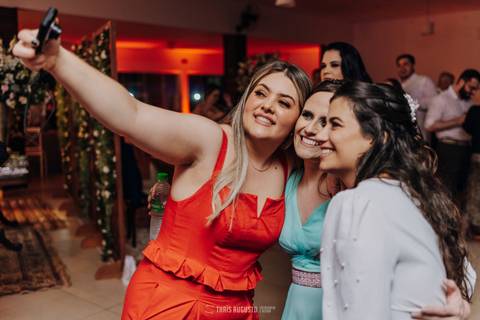 casamento noturno na chácara veneza fotógrafa de casamento registra momentos espontâneas e naturais do casal e convidados, festa cheia de emocão e naturalidade, noivos, 2023, noivos 2024, minha vez, entrada da noiva, luzes na chacara veneza na cerimonia'