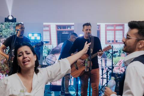 casamento noturno na chácara veneza fotógrafa de casamento registra momentos espontâneas e naturais do casal e convidados, festa cheia de emocão e naturalidade, noivos, 2023, noivos 2024, minha vez, entrada da noiva, luzes na chacara veneza na cerimonia'