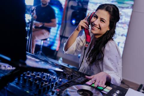 casamento noturno na chácara veneza fotógrafa de casamento registra momentos espontâneas e naturais do casal e convidados, festa cheia de emocão e naturalidade, noivos, 2023, noivos 2024, minha vez, entrada da noiva, luzes na chacara veneza na cerimonia'