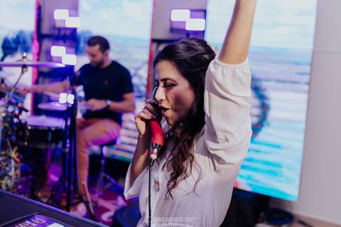 casamento noturno na chácara veneza fotógrafa de casamento registra momentos espontâneas e naturais do casal e convidados, festa cheia de emocão e naturalidade, noivos, 2023, noivos 2024, minha vez, entrada da noiva, luzes na chacara veneza na cerimonia'