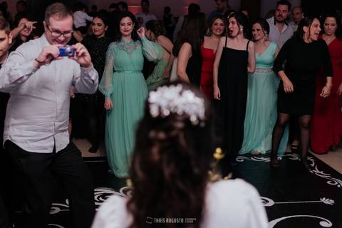 casamento noturno na chácara veneza fotógrafa de casamento registra momentos espontâneas e naturais do casal e convidados, festa cheia de emocão e naturalidade, noivos, 2023, noivos 2024, minha vez, entrada da noiva, luzes na chacara veneza na cerimonia'