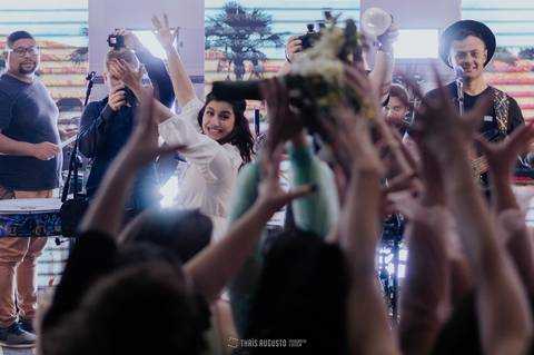 casamento noturno na chácara veneza fotógrafa de casamento registra momentos espontâneas e naturais do casal e convidados, festa cheia de emocão e naturalidade, noivos, 2023, noivos 2024, bouquet de casamento noiva joga bouquet na festa'