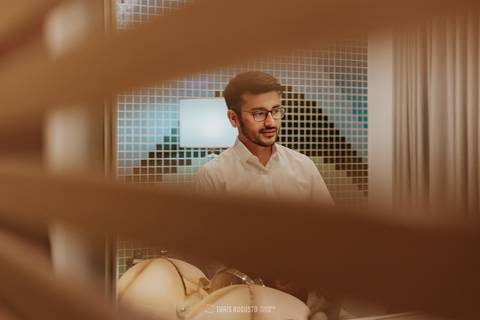 making of noivo capacete de esqueleto, hard rock ford dodge e harley davidson bebidas, amigos, making of do noivo com amigos fotógrafa de casamento Thais augusto registra fotos espontâneas e criativas com os noivos em bauru e região, salao do predio noivo'