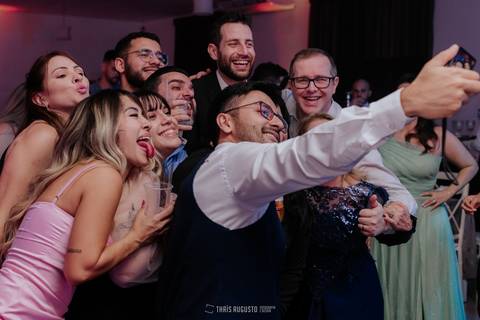 casamento noturno na chácara veneza fotógrafa de casamento registra momentos espontâneas e naturais do casal e convidados, festa cheia de emocão e naturalidade, noivos, 2023, noivos 2024, minha vez, entrada da noiva, luzes na chacara veneza na cerimonia'