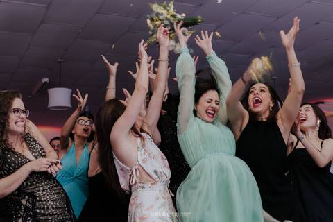 casamento noturno na chácara veneza fotógrafa de casamento registra momentos espontâneas e naturais do casal e convidados, festa cheia de emocão e naturalidade, noivos, 2023, noivos 2024, minha vez, entrada da noiva, luzes na chacara veneza na cerimonia'