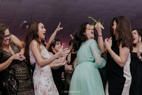 casamento noturno na chácara veneza fotógrafa de casamento registra momentos espontâneas e naturais do casal e convidados, festa cheia de emocão e naturalidade, noivos, 2023, noivos 2024, minha vez, entrada da noiva, luzes na chacara veneza na cerimonia'