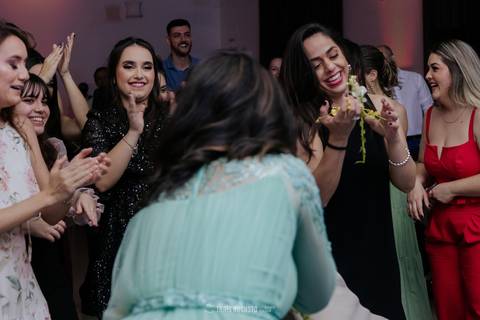 casamento noturno na chácara veneza fotógrafa de casamento registra momentos espontâneas e naturais do casal e convidados, festa cheia de emocão e naturalidade, noivos, 2023, noivos 2024, minha vez, entrada da noiva, luzes na chacara veneza na cerimonia'
