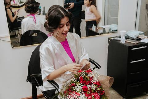 presente de noivo para noiva no dia do making of de casamento no salao de cabelereiro e maquiadora'