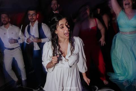 casamento noturno na chácara veneza fotógrafa de casamento registra momentos espontâneas e naturais do casal e convidados, festa cheia de emocão e naturalidade, noivos, 2023, noivos 2024, minha vez, entrada da noiva, luzes na chacara veneza na cerimonia'