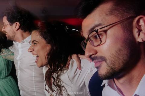 casamento noturno na chácara veneza fotógrafa de casamento registra momentos espontâneas e naturais do casal e convidados, festa cheia de emocão e naturalidade, noivos, 2023, noivos 2024, minha vez, entrada da noiva, luzes na chacara veneza na cerimonia'