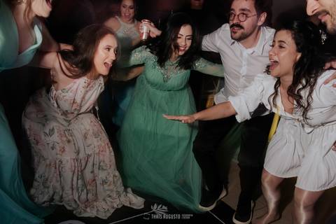 casamento noturno na chácara veneza fotógrafa de casamento registra momentos espontâneas e naturais do casal e convidados, festa cheia de emocão e naturalidade, noivos, 2023, noivos 2024, minha vez, entrada da noiva, luzes na chacara veneza na cerimonia'