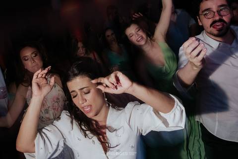 casamento noturno na chácara veneza fotógrafa de casamento registra momentos espontâneas e naturais do casal e convidados, festa cheia de emocão e naturalidade, noivos, 2023, noivos 2024, minha vez, entrada da noiva, luzes na chacara veneza na cerimonia'