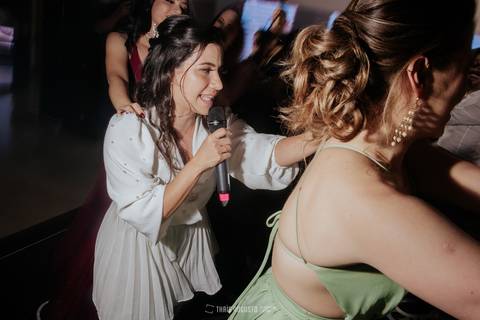 casamento noturno na chácara veneza fotógrafa de casamento registra momentos espontâneas e naturais do casal e convidados, festa cheia de emocão e naturalidade, noivos, 2023, noivos 2024, minha vez, entrada da noiva, luzes na chacara veneza na cerimonia'