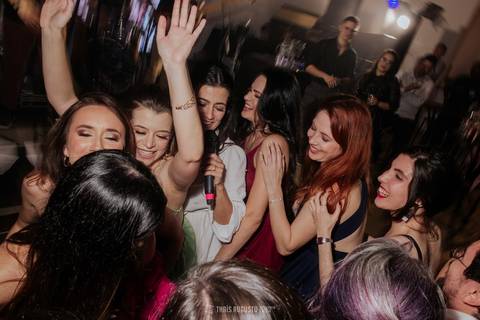 casamento noturno na chácara veneza fotógrafa de casamento registra momentos espontâneas e naturais do casal e convidados, festa cheia de emocão e naturalidade, noivos, 2023, noivos 2024, minha vez, entrada da noiva, luzes na chacara veneza na cerimonia'